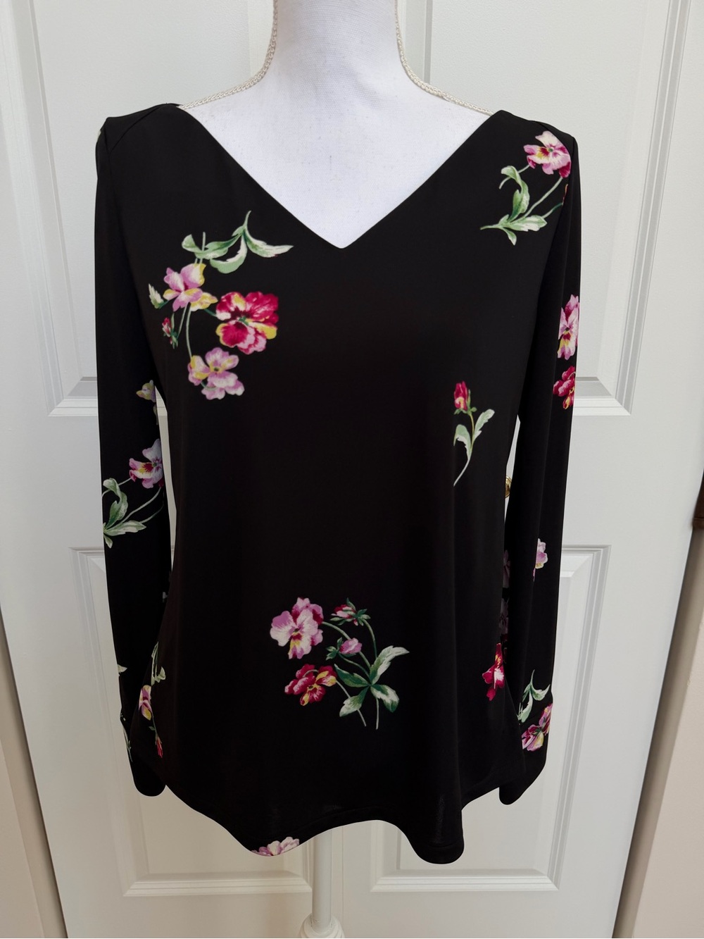 Ann Taylor - Women's Black Floral V-Neck Long Sleeve Top (medium)